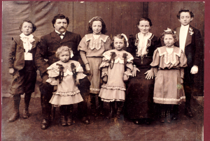 Familie Eijmbertus van Rooij en Maria Merks. 121/2 jaar huwelijksfeest 1905. v.l.n.r.: Arnold, Eimbertus (Bertje), Ietje,Jaan, Mien,Maria (Marie),Jet en Wout. 