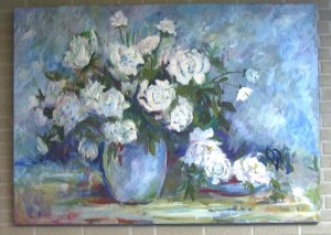 Witte Rozen in blauwe vaas 140 x 100 cm.